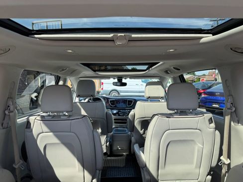 Used 2020 Chrysler Pacifica Limited FWD image 40
