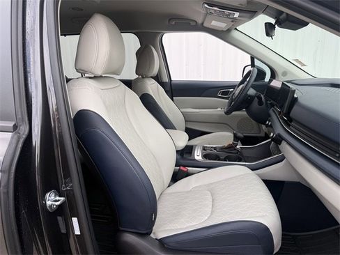 Used 2025 Kia Carnival EX image 31