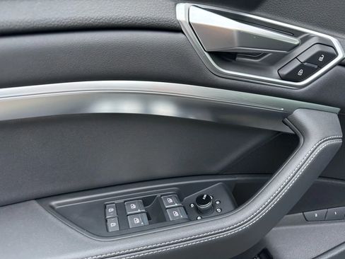 Used 2021 Audi e-tron Premium Plus w/ Premium Plus Package image 41