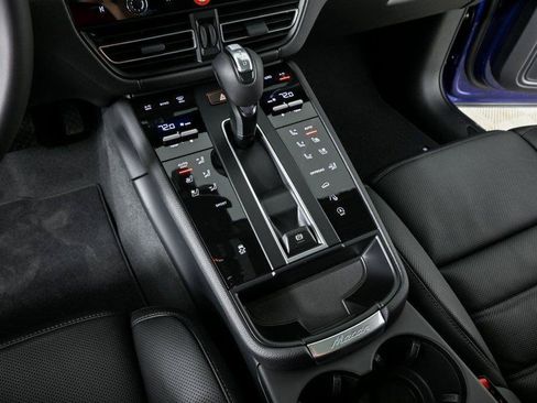 Used 2026 Porsche Macan AWD/4WD image 18
