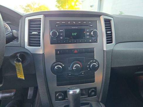 Used 2010 Jeep Grand Cherokee Laredo image 9