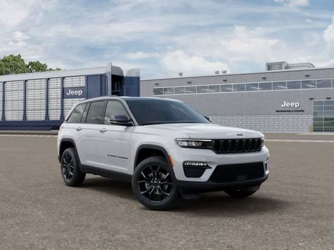 Used 2025 Jeep Grand Cherokee Limited AWD/4WD image 5