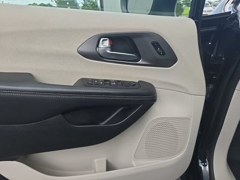 Used 2023 Chrysler Pacifica Touring-L FWD image 13
