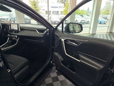 Used 2025 Toyota RAV4 XLE AWD/4WD image 41