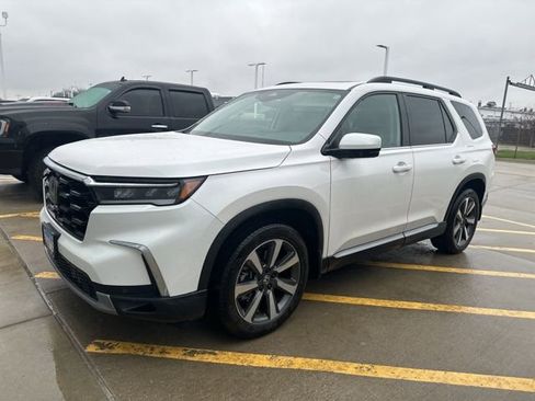 Used 2025 Honda Pilot Touring image 2