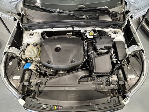 Used 2020 Volvo XC40 T4 R-Design FWD image 45