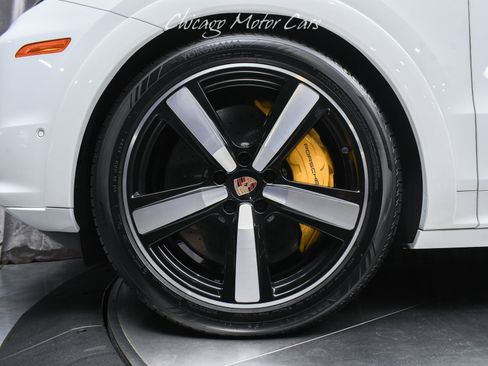 Used 2025 Porsche Cayenne GTS AWD/4WD image 28