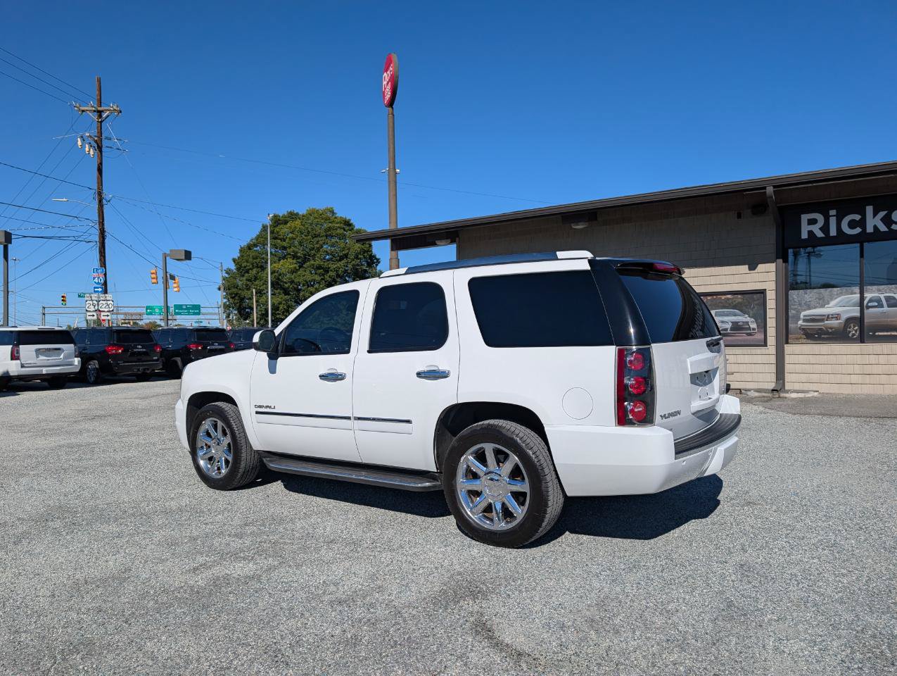 Used 2013 GMC Yukon Denali RWD image 9