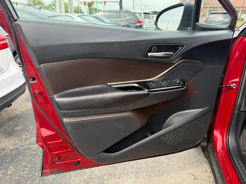 Used 2019 Toyota C-HR Limited FWD image 10