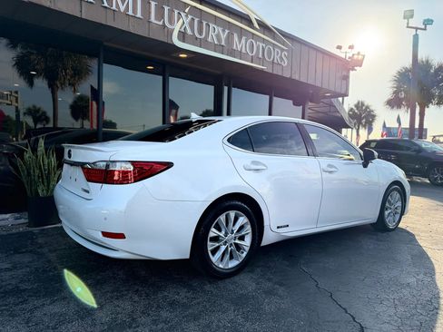 Used 2013 Lexus ES 300h w/ Luxury Pkg FWD image 12