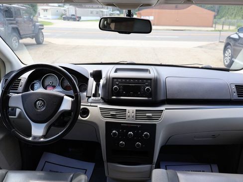 Used 2010 Volkswagen Routan SE FWD image 28