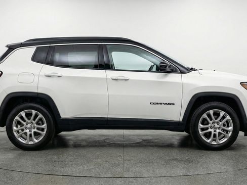 Used 2025 Jeep Compass Limited image 11