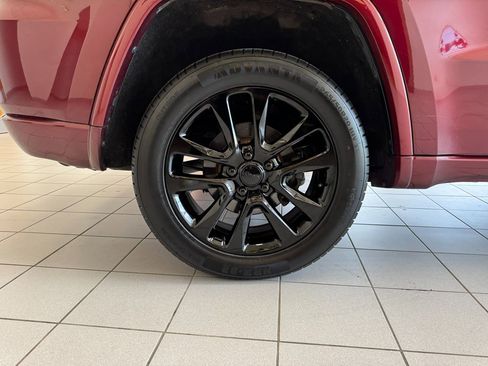 Used 2018 Jeep Grand Cherokee Altitude AWD/4WD image 65