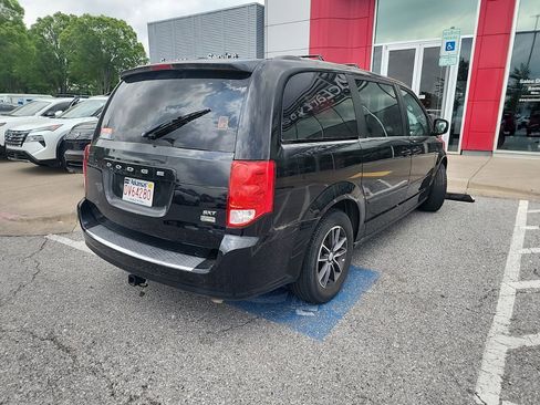 Used 2017 Dodge Grand Caravan SXT FWD image 8