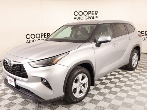 Used 2023 Toyota Highlander LE image 9