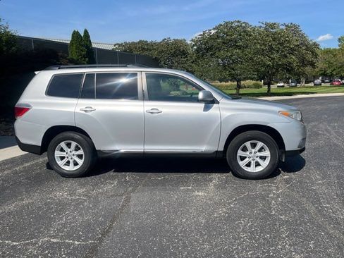 Used 2012 Toyota Highlander FWD w/ Tech Pkg image 2