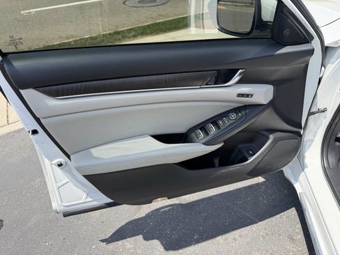 Used 2018 Honda Accord Touring image 11
