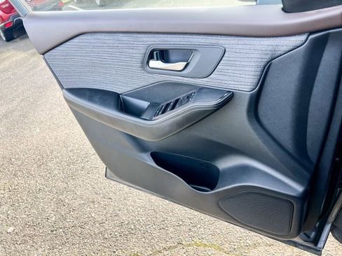 Used 2023 Nissan Rogue SV image 18