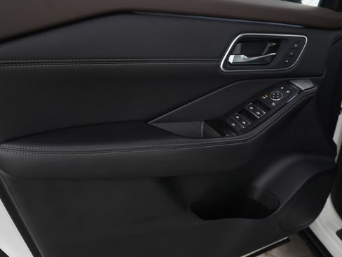 Used 2022 Nissan Rogue Platinum w/ Head-Up Display Package image 26