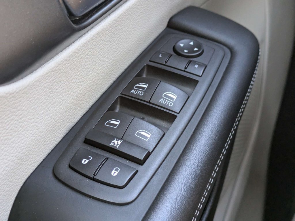 Used 2024 Chrysler Pacifica Touring-L FWD image 23