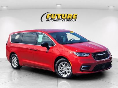 Used 2025 Chrysler Pacifica Select