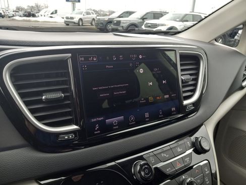 Used 2023 Chrysler Pacifica Touring-L image 19