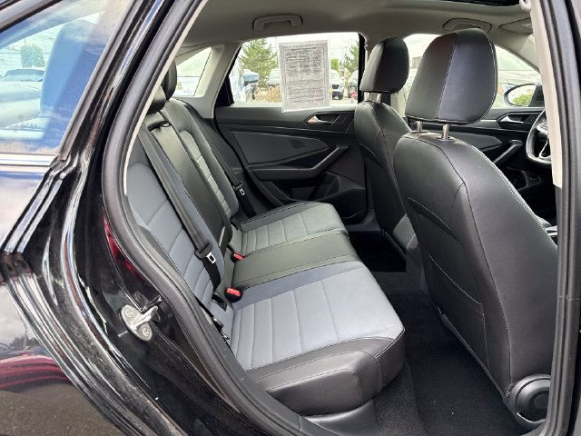 Used 2025 Volkswagen Jetta SE FWD image 10