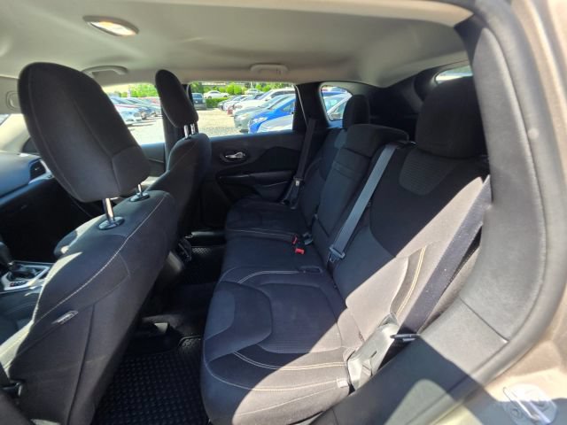 Used 2017 Jeep Cherokee Latitude w/ Cold Weather Group FWD image 20