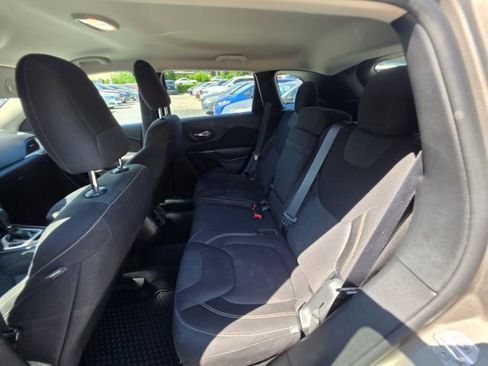 Used 2017 Jeep Cherokee Latitude w/ Cold Weather Group FWD image 20