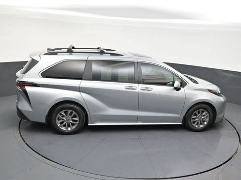 Used 2025 Toyota Sienna XLE image 17