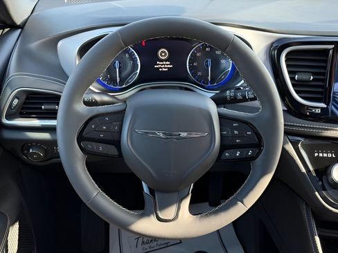 Used 2025 Chrysler Pacifica Limited FWD image 16