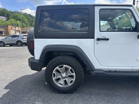 Used 2016 Jeep Wrangler Rubicon w/ Power Convenience Group AWD/4WD image 4