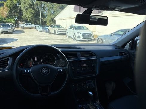 Used 2020 Volkswagen Tiguan SE w/ Panoramic Sunroof Package image 13