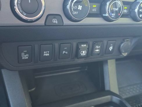 Used 2018 Toyota Tacoma TRD Off-Road w/ Technology Package AWD/4WD image 26