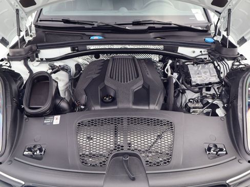 Certified 2025 Porsche Macan AWD/4WD image 26