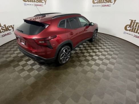 Certified 2025 Chevrolet Trax RS w/ Driver Confidence Package FWD image 8