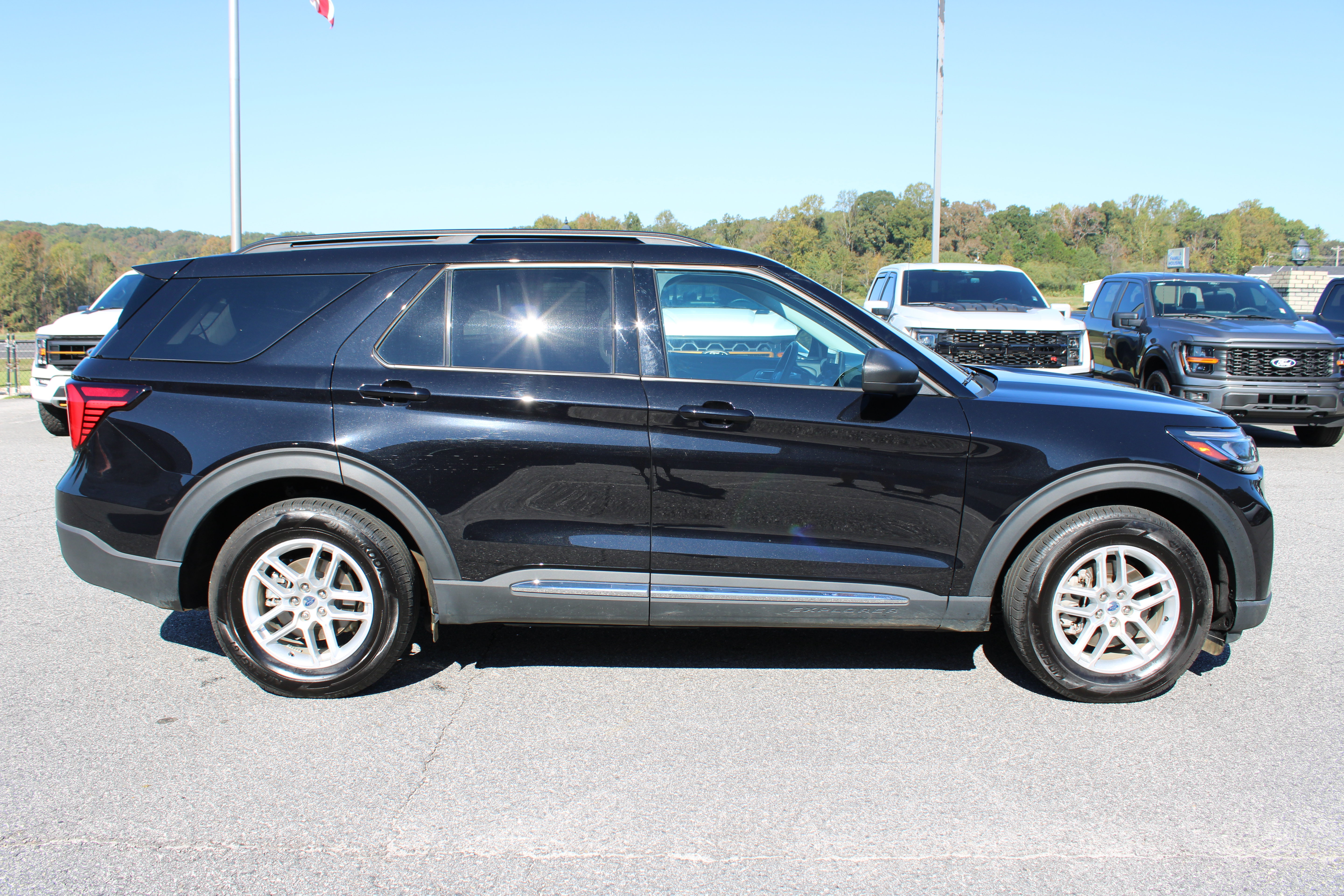 Used 2025 Ford Explorer Active RWD image 5