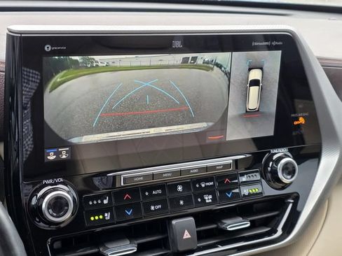 Used 2022 Toyota Highlander Platinum FWD image 18