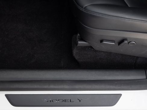 Used 2022 Tesla Model Y Long Range image 20