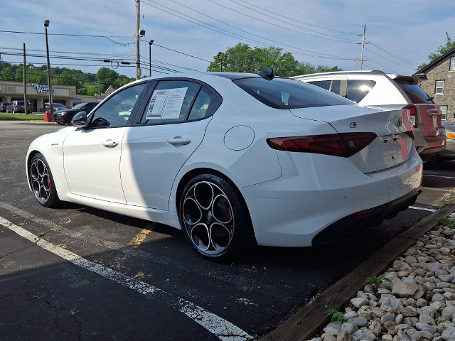 Used 2023 Alfa Romeo Giulia Veloce RWD image 4