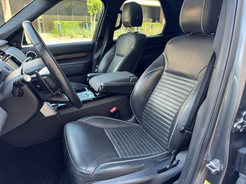 Used 2017 Land Rover Discovery HSE AWD/4WD image 16