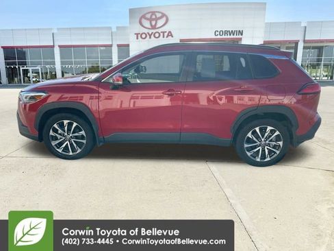 Certified 2022 Toyota Corolla Cross XLE image 5