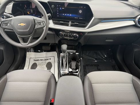 Used 2025 Chevrolet Trax LT FWD image 14