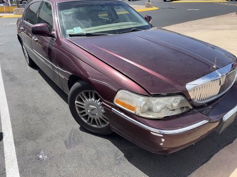 Used 2006 Lincoln Town Car Signature Limited RWD image 3
