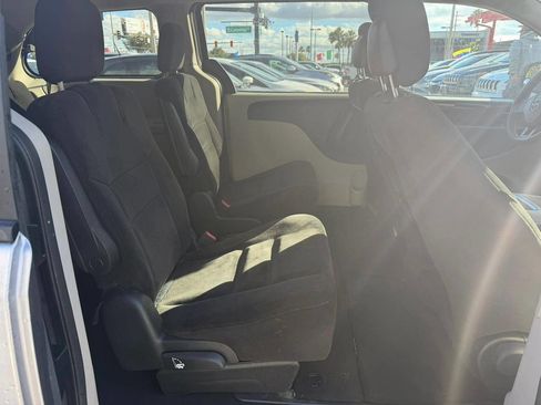 Used 2016 Dodge Grand Caravan SXT image 4