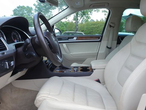 Used 2013 Volkswagen Touareg TDI AWD/4WD image 11