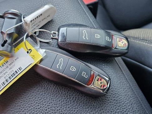 Used 2021 Porsche Macan image 31