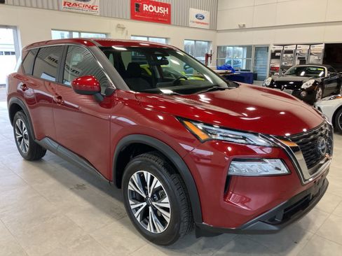 Used 2023 Nissan Rogue SV image 3