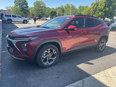 Used 2025 Chevrolet Trax LT w/ LT Convenience Package image 2