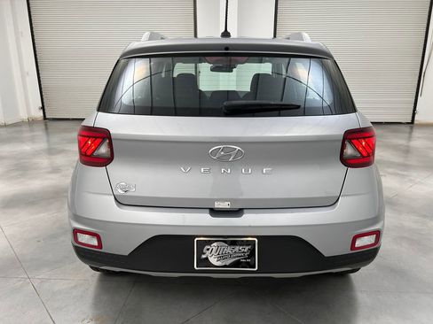 Used 2025 Hyundai Venue SEL FWD image 6